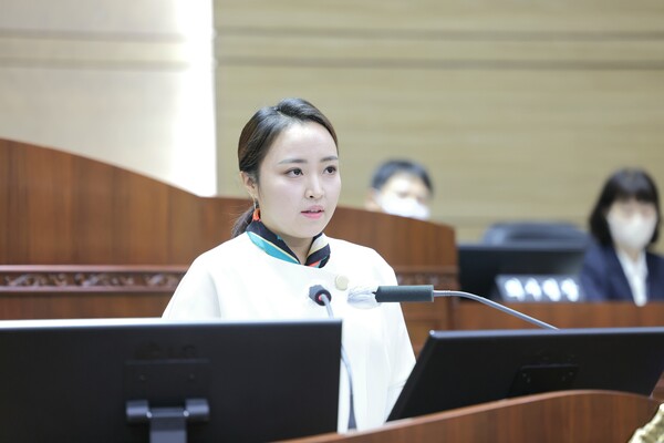 천안시의회 복아영(더불어민주당)의원이 28일 제253회 임시회 제1차 본회의에서 5분 발언을 하고 있다.