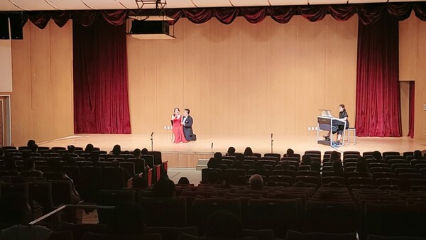 관람객들이 28일 오후 동구청 공연장에서 오페라 '라 트라비아타'를 감상하고 있다.