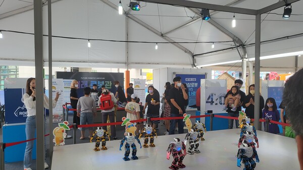 금산인삼관 광장에 마련된 미래로봇관을 찾은 어린이들이 댄스로봇, 로봇배틀, 자이로 로봇·곤충로봇 등을 관람하고 있다.