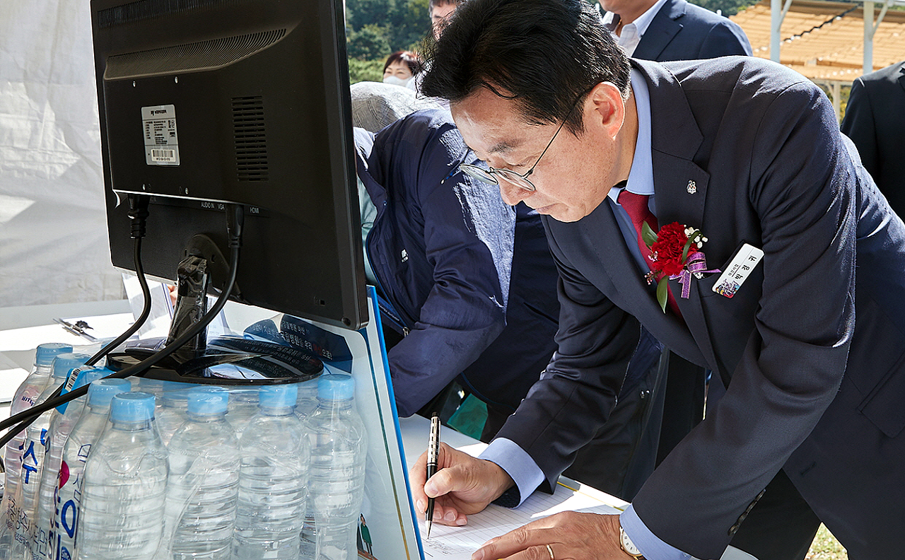 서명운동에 동참하고 있는 박경귀 아산시장. 아산시 제공.