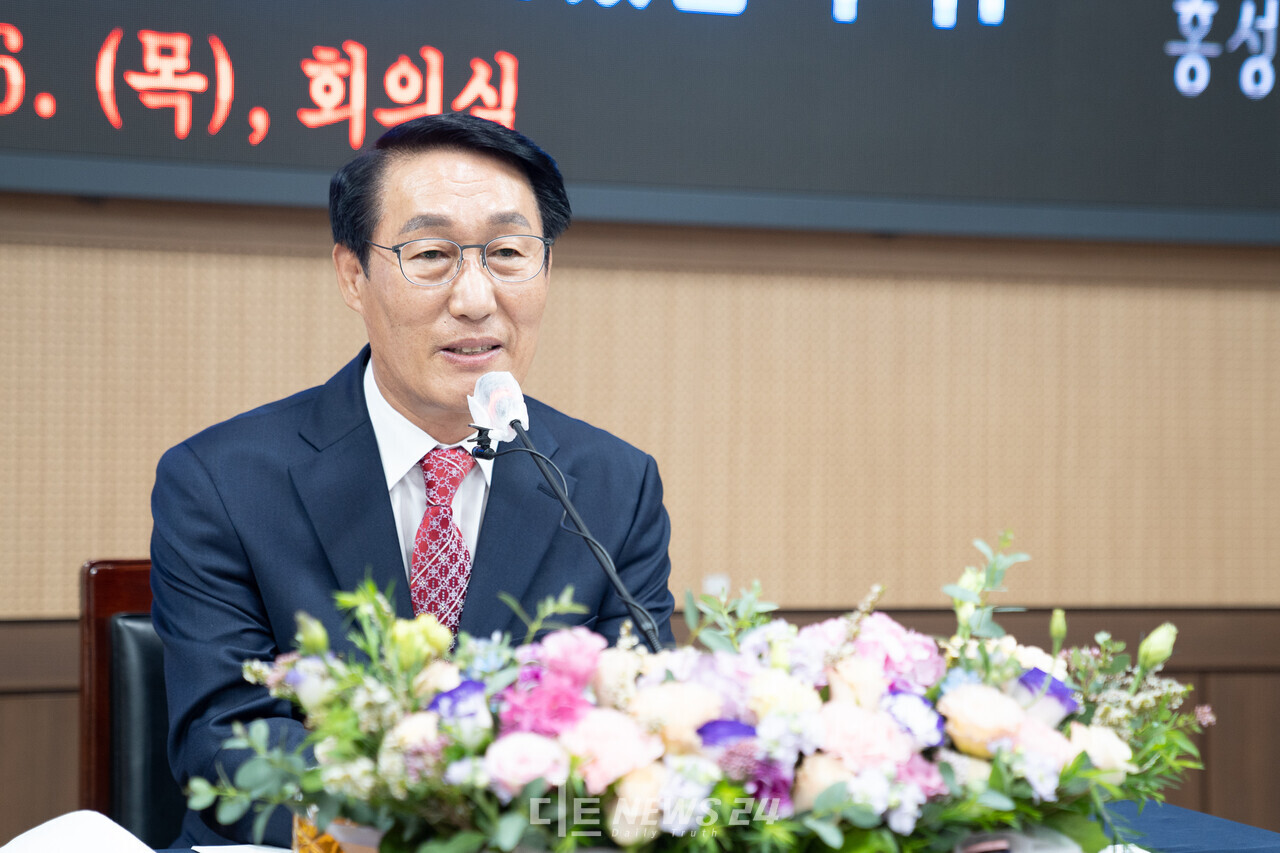 이용록 홍성군수가 6일 군청 회의실에서 취임 100일 기자회견을 갖고 홍성군과 예산군의 상생협력 필요성을 강조했다. 황재돈 기자. 