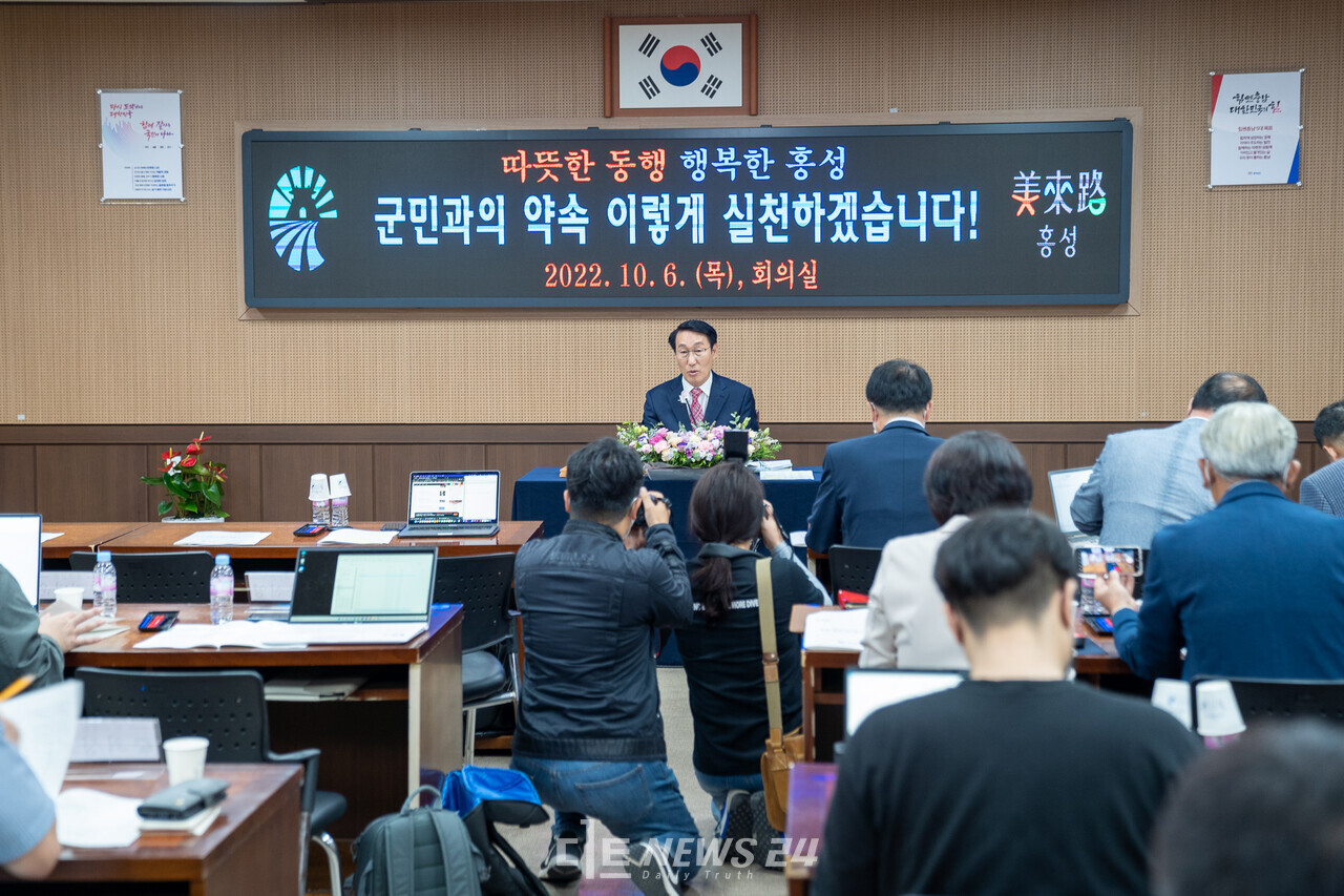 이용록 홍성군수가 6일 군청 회의실에서 취임 100일 기자회견을 갖고 있다. 황재돈 기자. 