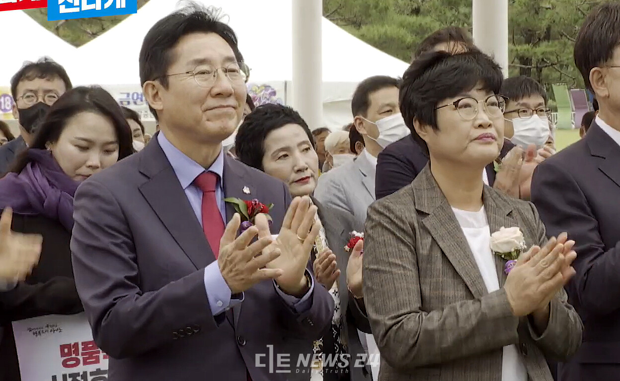 4일 열린 ‘28회 아산시민의 날 기념행사’에 참석한 박경귀 아산시장(왼쪽)과 김희영 아산시의장. 아산시 유튜브 갈무리.