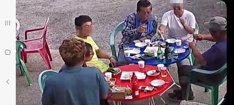 충남 아산시의 한 횟집에서 22만 원 상당의 음식과 술을 먹고 술값을 지불하지 않은 채 도망가는 이른바 '먹튀' 사건이 온라인 상에 알려지면서 누리꾼들이 공분하고 있다. 보배드림 갈무리.