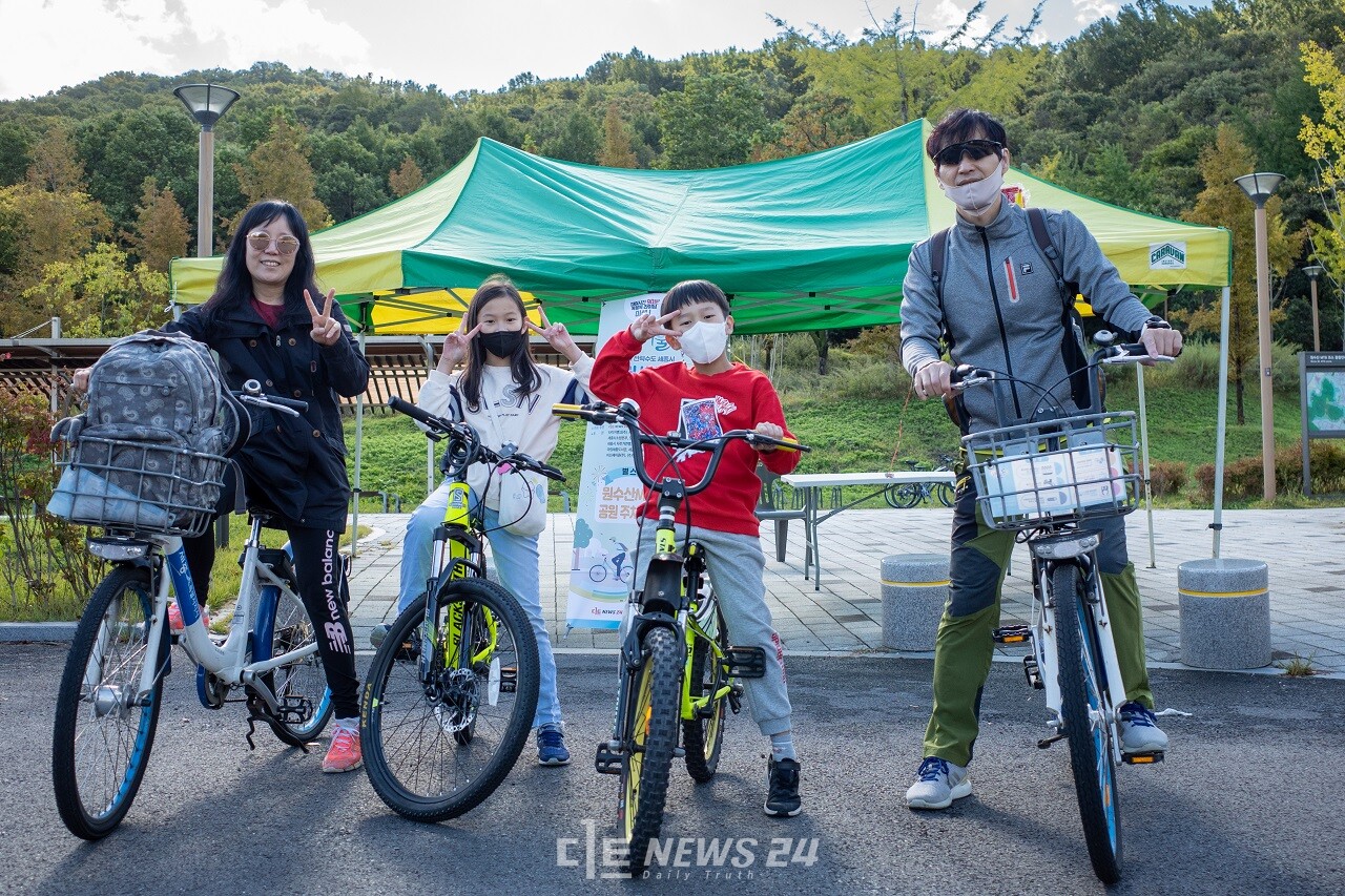 원수산 MTB자전거공원을 찾은 가족 참가자들. 환한 웃음을 지어보이며 출발하고 있다. 