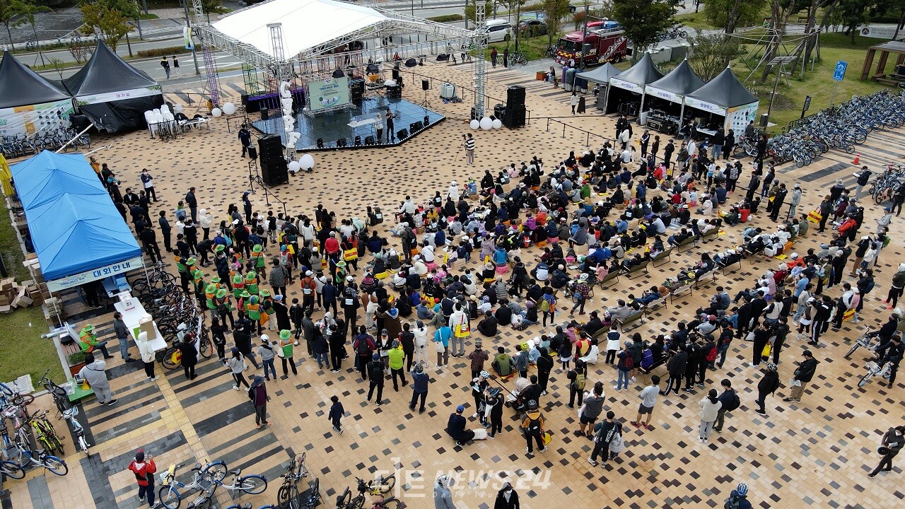 이날 금강 보행교(이응다리) 남측 광장에 운집한 참가자들. 