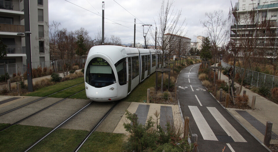 프랑스 리옹 시내를 달리고 있는 트램 모습. 대전시는 도시철도 2호선 트램 사업을 진행 중이다. 자료사진.