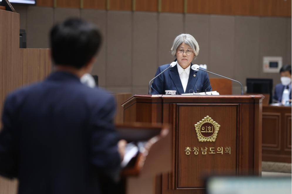 김명숙 충남도의원이 340회 임시회에서 김태흠 지사를 상대로 도정 질문을 갖고 있다. 도의회 제공.