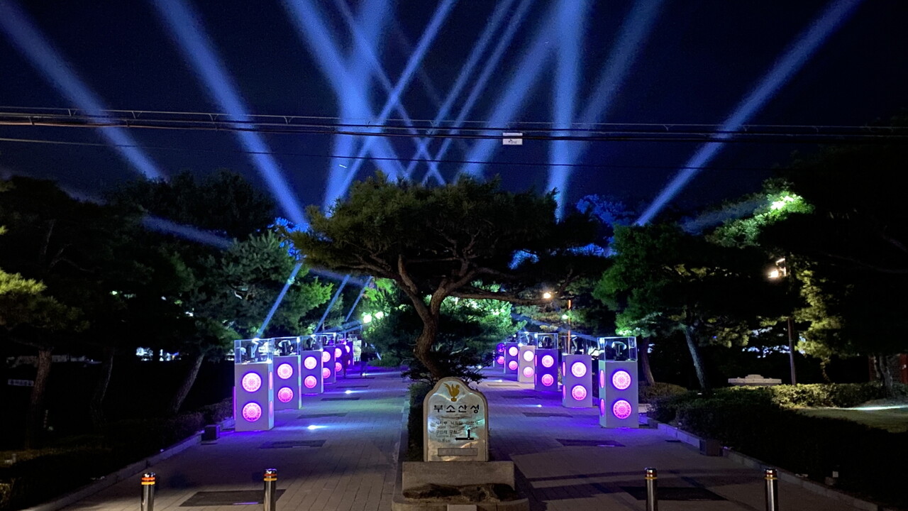 부소산성으로 들어서는 입구가 빛으로 물들었다. 부여군 제공.