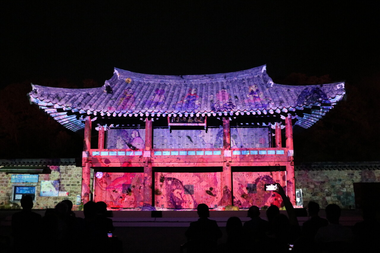 부소산성으로 들어서는 문이 미디어파사드로 연출된 모습. 부여군 제공.