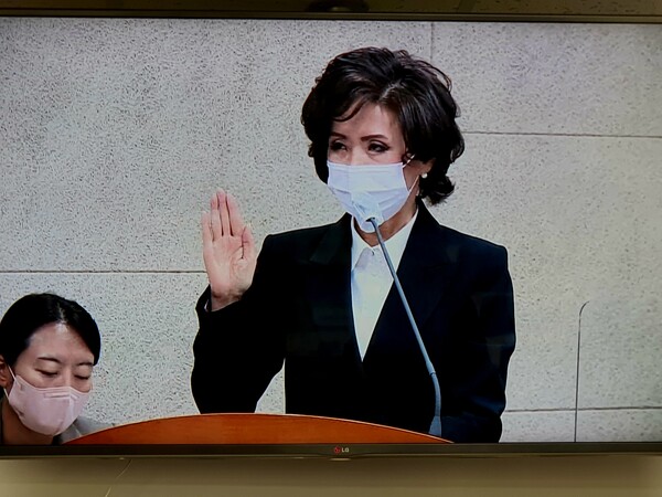 이진숙 충남대 총장이 13일 국회 교육위원회 국정감사에서 선서를 하고 있다.