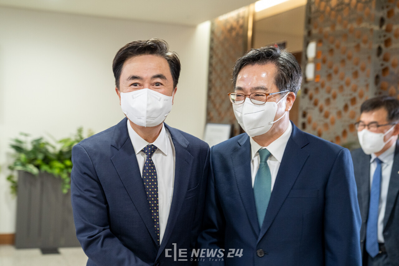 김태흠 충남지사와 지난달 29일 베이밸리 메가시티 상생협력 업무협약을 위해 충남도청을 방문한 김동연 경기지사를 환대하고 있는 모습. 자료사진.