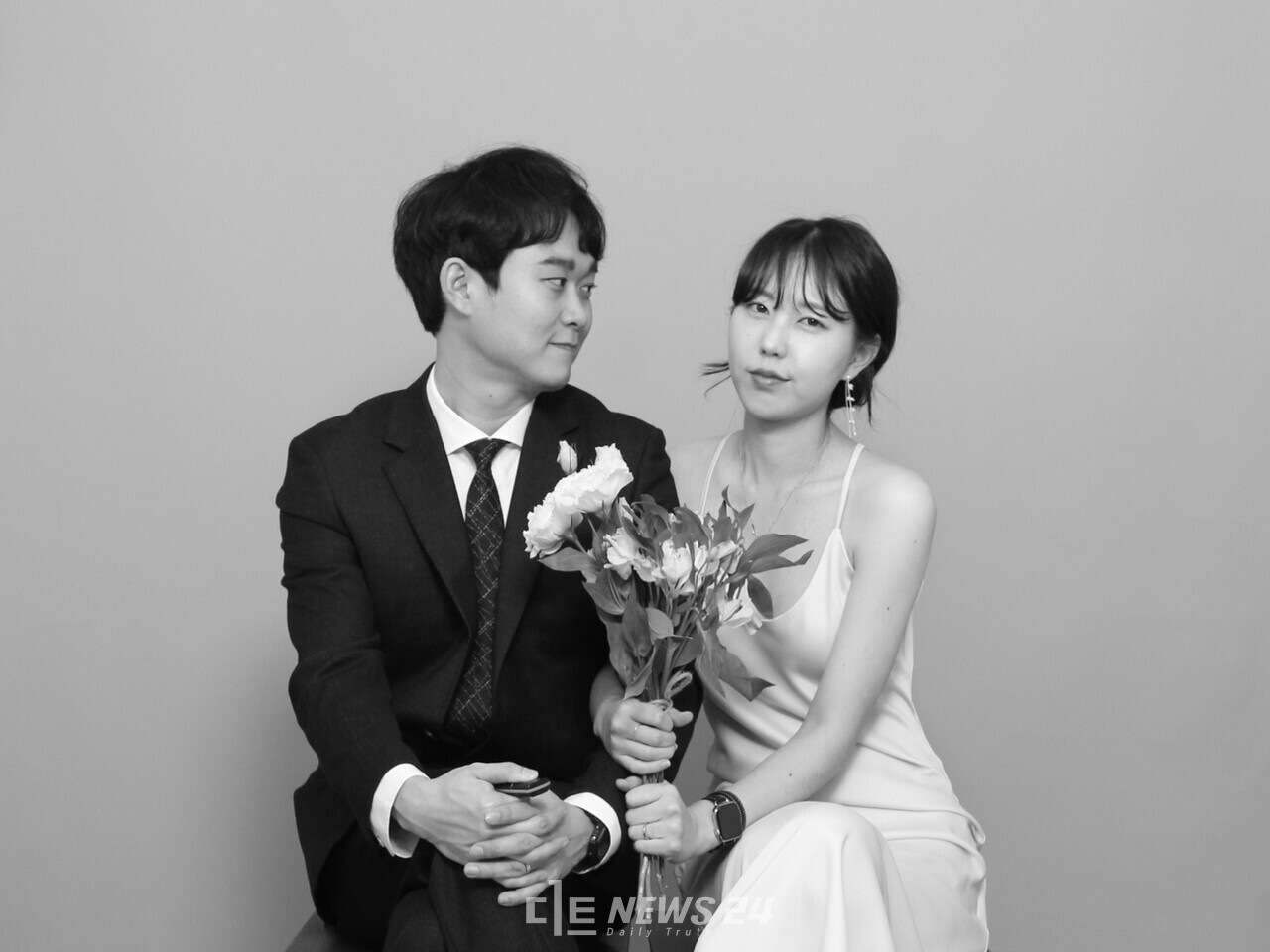 이원비(우) 세종시 대변인실 홍보미디어센터 주무관이 오는 22일 대전시 라도무스 아트센터에서 서원준 씨(좌)와 백년 가약을 맺는다.