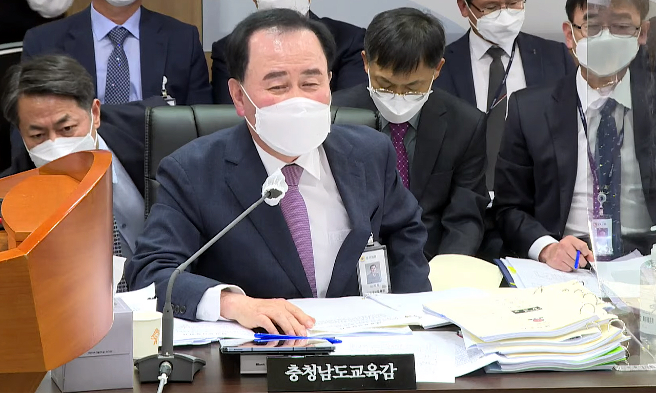 아산지역 현안에 대해 답변하고 있는 김지철 충남교육감. 세종시교육청 유튜브 화면 갈무리.