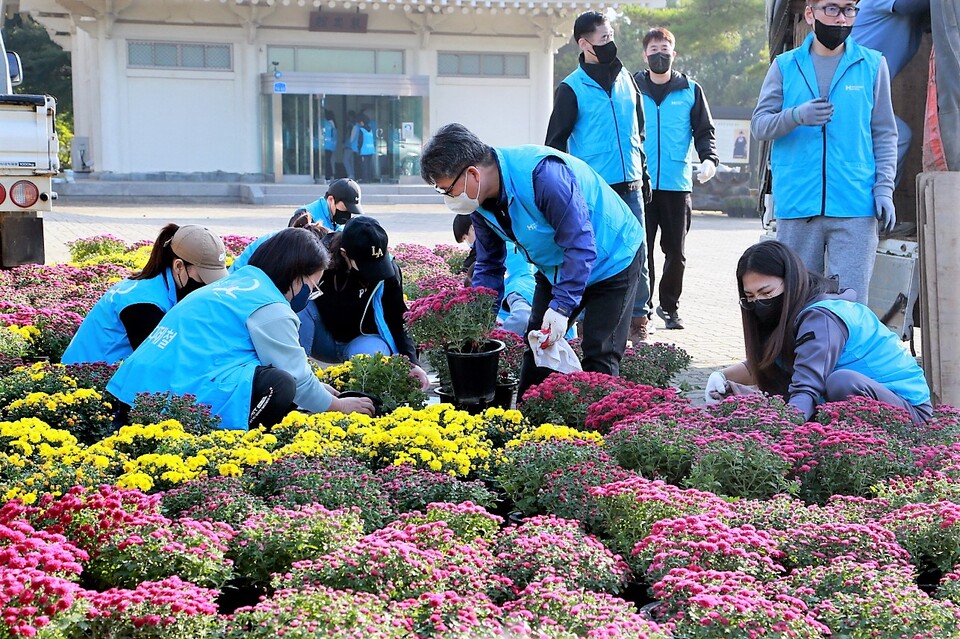 현대제철 당진제철소 해피 프리즘 가족봉사단이 15일 충장사 일원에서 환경정화활동을 벌였다. 당진제철소 제공.