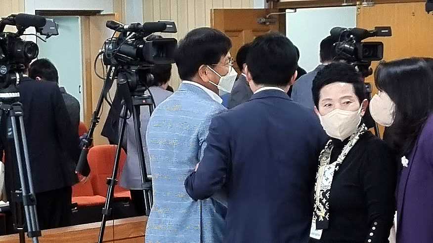 평행선을 달리던 전남수 의원(왼쪽)과 팔짱을 끼며 포옹하는 박경귀 아산시장의 뒷모습. 안성원 기자.