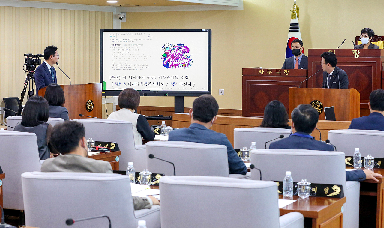 이번 시정질문을 '아트밸리로시작해서 아트밸리로 끝났다'는 말이 나올 정도로, 야당 의원들이 아트밸리를 집중 포격했다. 상표권 계약관계를 질의하는 안정근 의원(오른쪽 단상)과 답변하는 박경귀 아산시장.