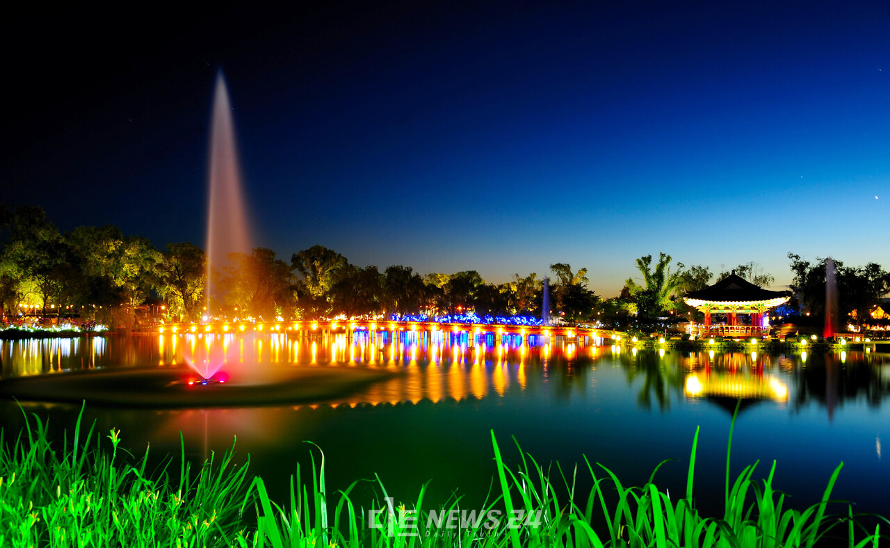 충남 부여군 궁남지 야경 모습. 서동요 전설이 깃든 우리나라에서 가장 오래된 인공연못이다. 자료사진.