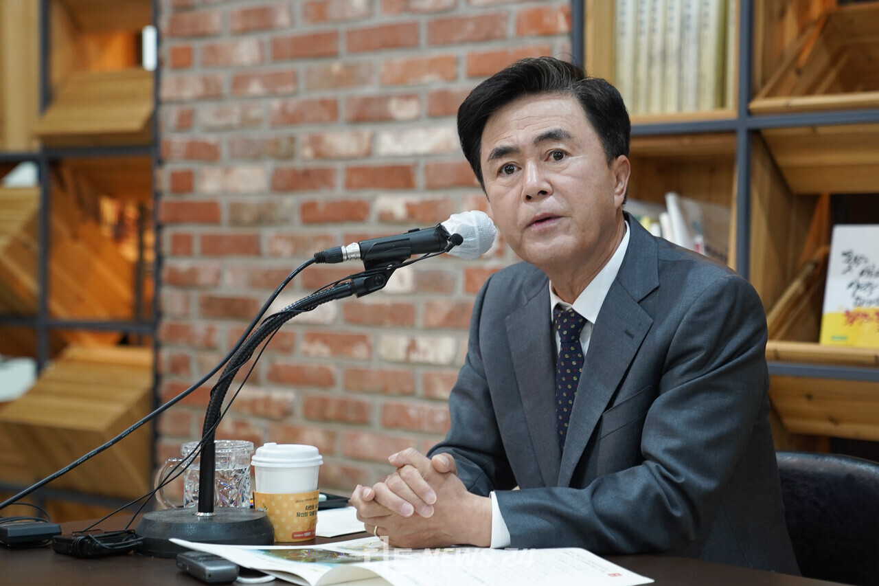 김태흠 충남지사가 19일 도청 프레스센터에서 기자간담회를 열어 전날 윤석열 대통령과 면담에서 건의한 7개 지역 현안사업을 밝혔다. 황재돈 기자. 