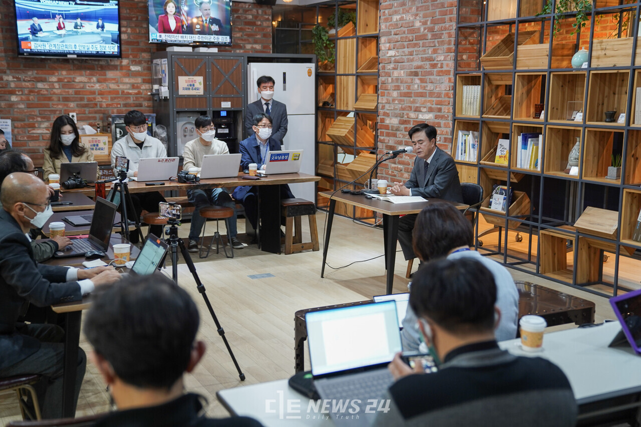 김태흠 충남지사가 19일 도청 프레스센터에서 기자간담회를 갖고 있다. 황재돈 기자. 