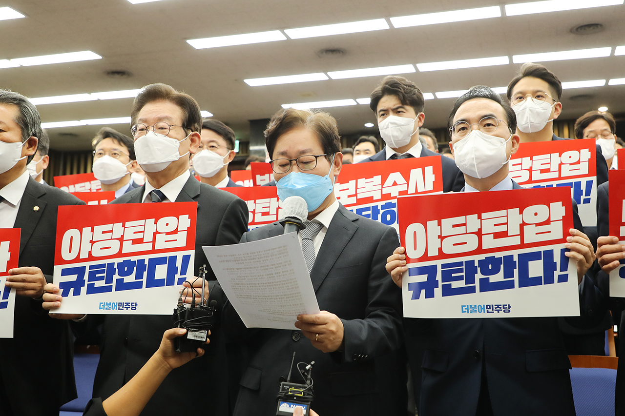 검찰의 더불어민주당 당사 압수수색 시도 여파로 정국이 급속도로 얼어붙고 있다. 다만, 민주당은 20일 의원총회를 열어 일시 중단했던 국감은 정상적으로 진행키로 했다. 사진: 이재명 민주당 대표와 박범계 정치탄압대책위원장 등 의원들이 20일 오전 국회에서 열린 비상 의원총회에서 야당탄압 규탄과 보복수사 중단을 촉구하고 있다. 민주당 홈페이지.