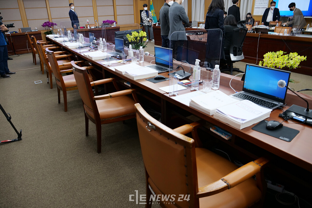 대전시와 세종시, 대전·세종 경찰청을 감사할 행안위 소속 민주당 의원들은 국감장으로 이동하고 있다. 이동 시간을 고려해 당초 10시로 예정했던 국감 시작은 점심 식사 이후 열릴 것으로 예상된다. 한지혜 기자.