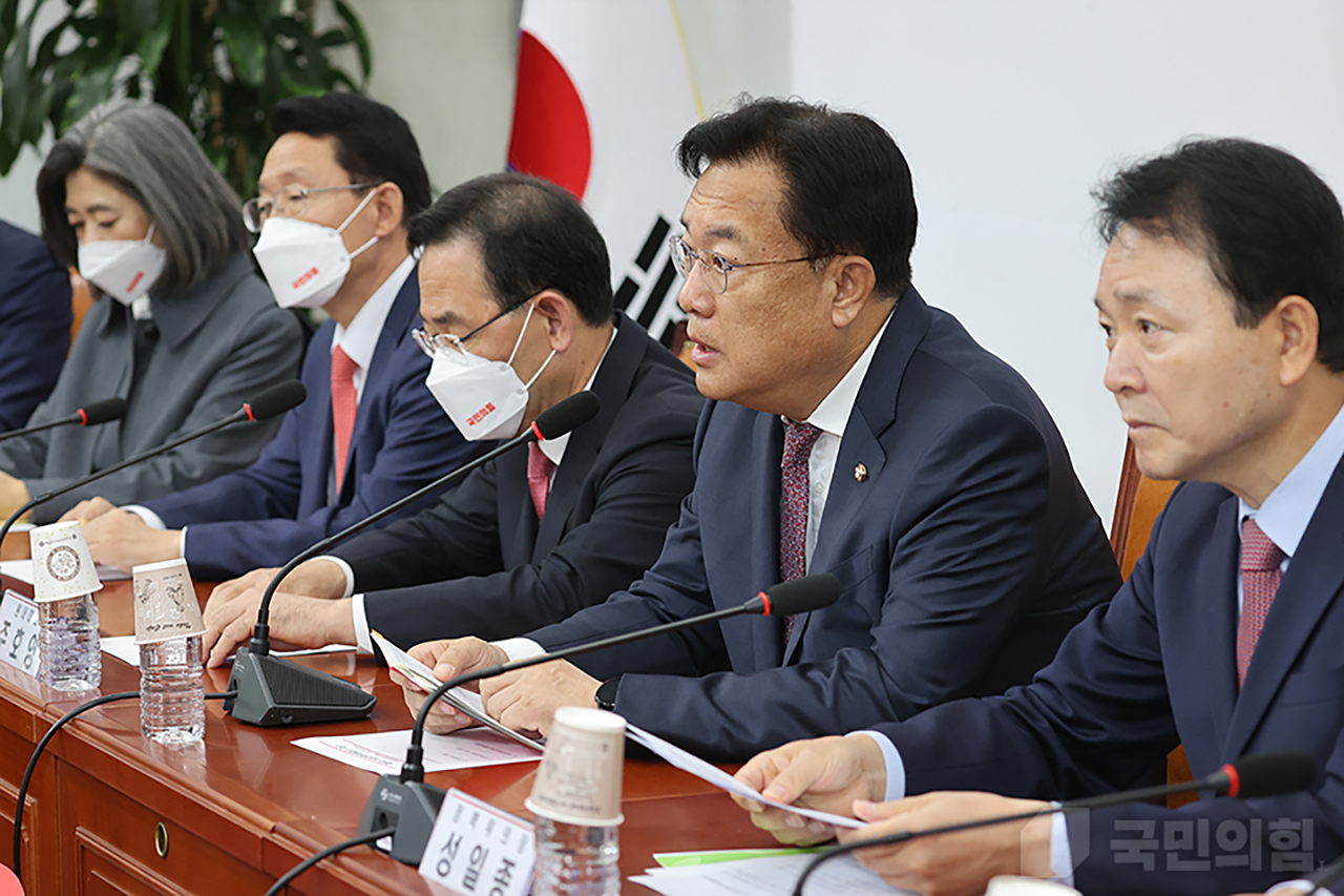 정진석 국민의힘 비상대책위원장과 성일종 정책위의장은 20일 검찰의 민주연구원 압수수색을 저지하며 항의한 더불어민주당을 강하게 성토했다. 국민의힘 홈페이지.