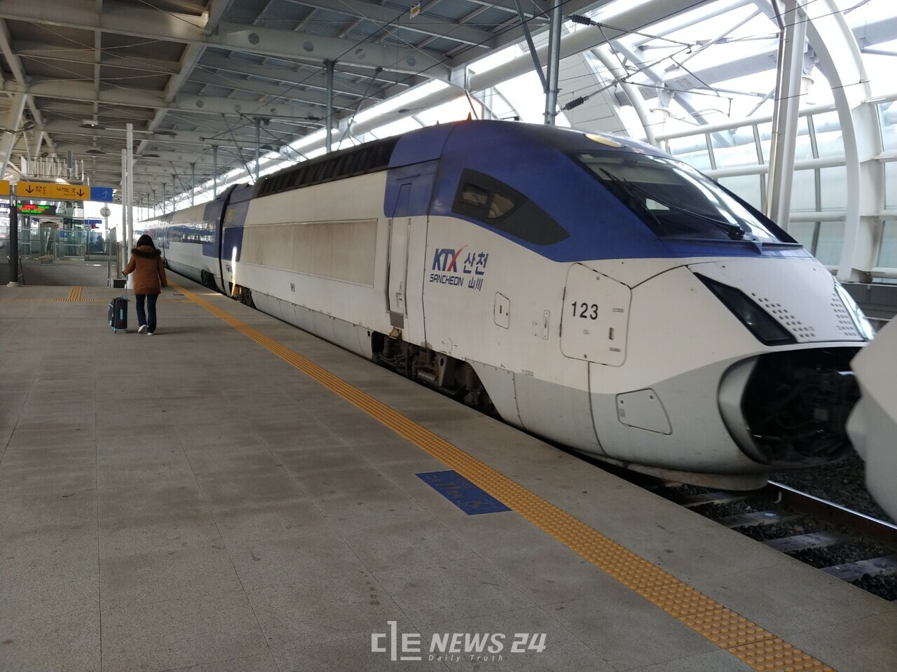 사진은 오송역 KTX 플랫폼 전경. KTX 세종역 설치를 놓고 충북의 반대는 여전하다. 자료사진. 