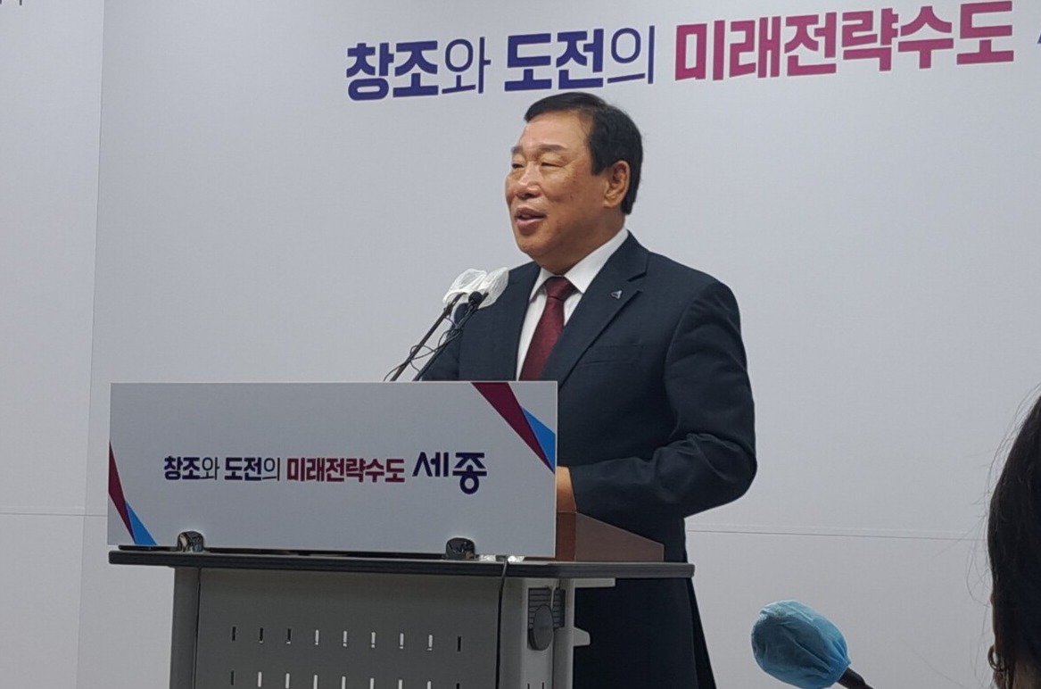 최민호 세종시장이 24일 세종시청 정음실에서 기자회견을 열고 KTX세종역 신설에 대해 패러다임의 전환을 강조했다. 김다소미 기자.