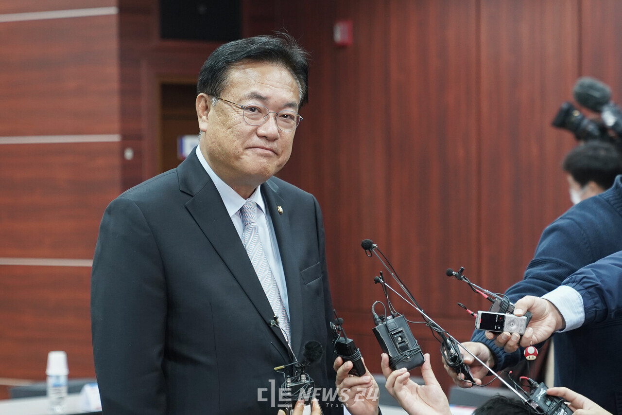 정진석 국민의힘 비상대책위원장은 28일 충남도당 회의실에서 열린 연석회의에 참석해 '육군사관학교 충남이전 대통령 공약' 관련 질문에 "여권 내에서도 결론에 도달한 상황은 아니"라고 답변했다. 황재돈 기자. 