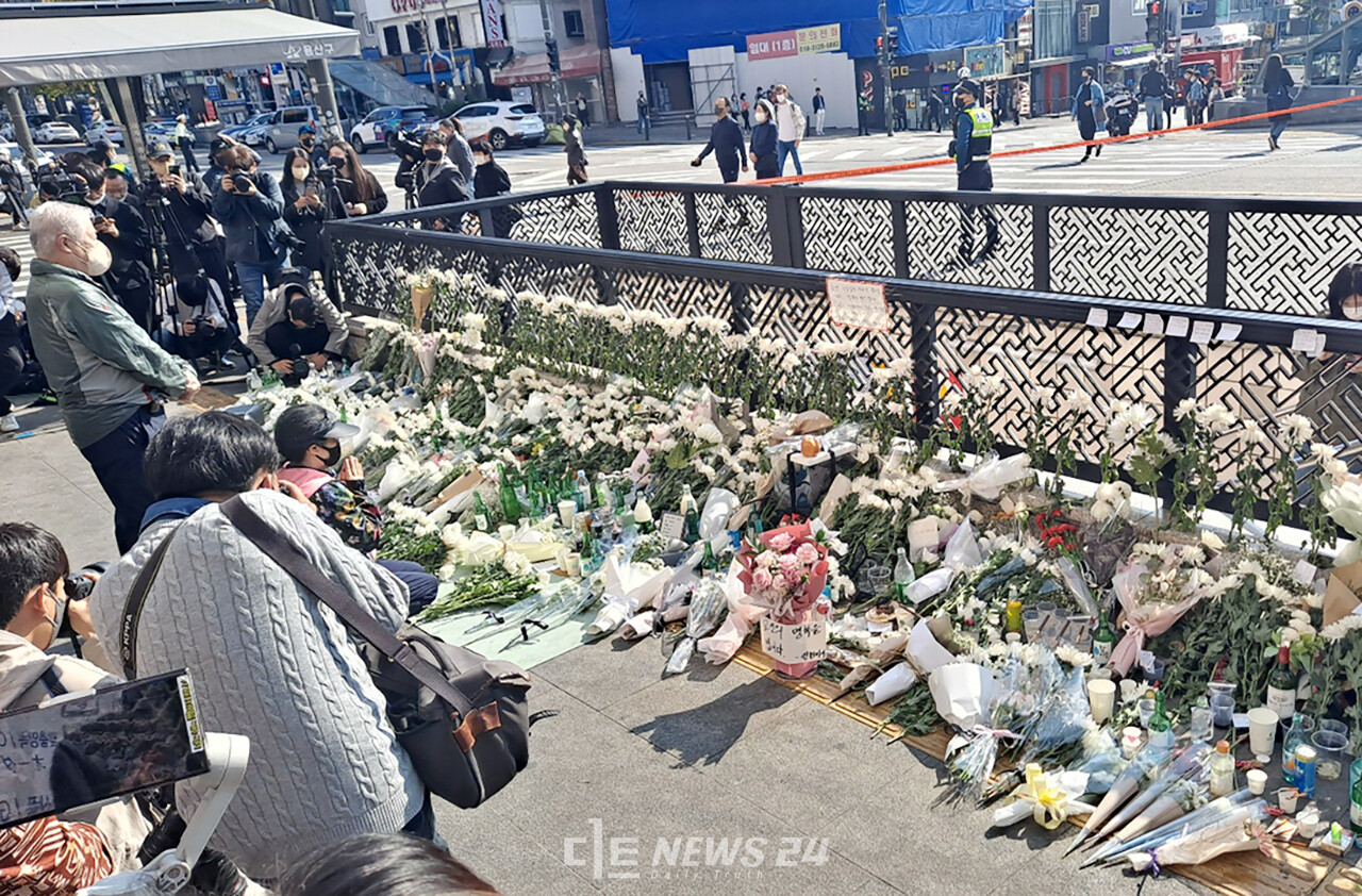 지하철 6호선 이태원역 1번 출구 앞 추모 공간 모습. 류재민 기자