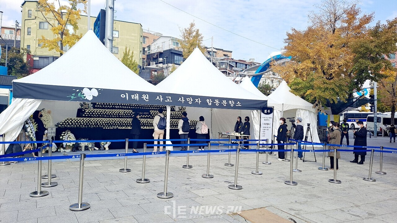 서울 녹사평역 앞에 마련된 이태원 사고 사망자 합동 분향소 모습. 류재민 기자.