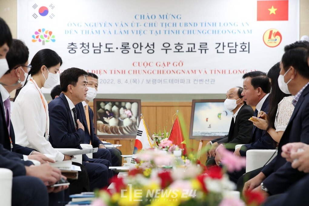 김태흠 충남지사가 지난 8월 4일 보령머드테마파크 내 환담장에서 응우옌 반 웃 베트남 롱안성장과 만나 양 지방정부 간 교류 확대를 위한 의견을 나눴다. 충남도 제공.