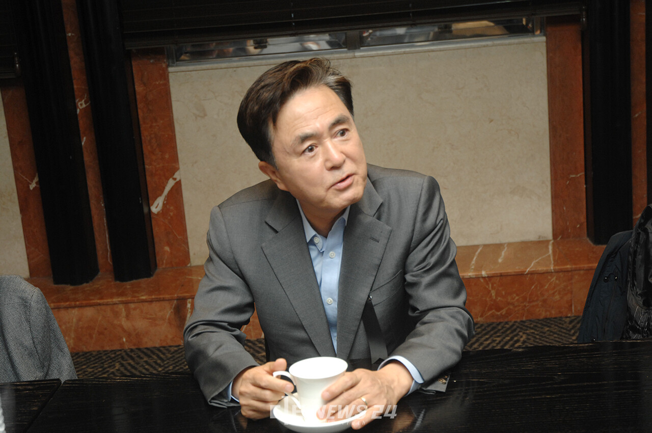 김태흠 충남지사는 2일 국회 인근 호텔에서 충청권 국회 출입기자들과 차담을 통해 “국회 예산 확보나 국회의원 관계 등에서 제가 역대 도지사 입장에서는 제일 나은 여건인 것만은 사실”이라며 “저와 부지사를 비롯해 실국원장들이 전방위적으로 역할을 하겠다”고 밝혔다. 류재민 기자.