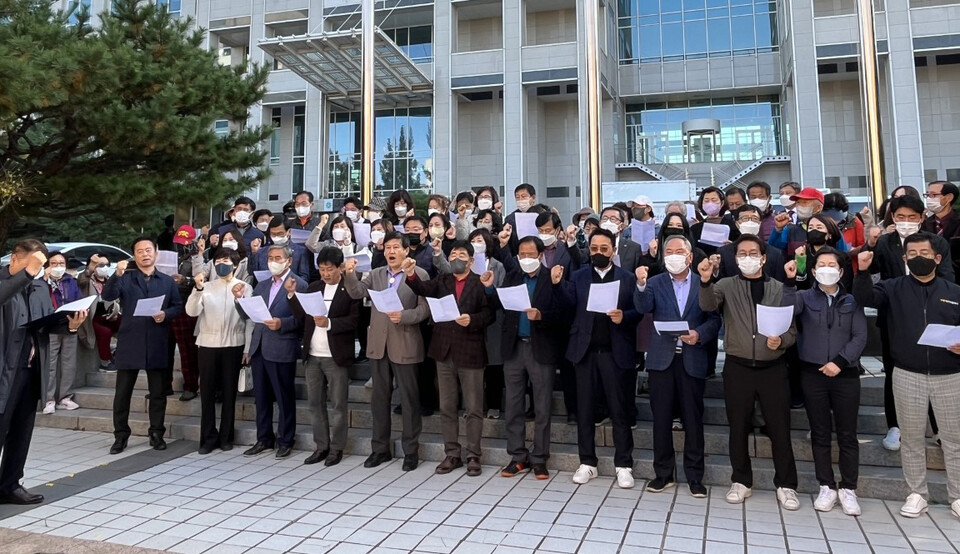 대전사랑시민협의회가 지난 2일 대전시청 앞에서 방위사업청 대전 이전 정상추진을 촉구하고 있다. 자료사진. 