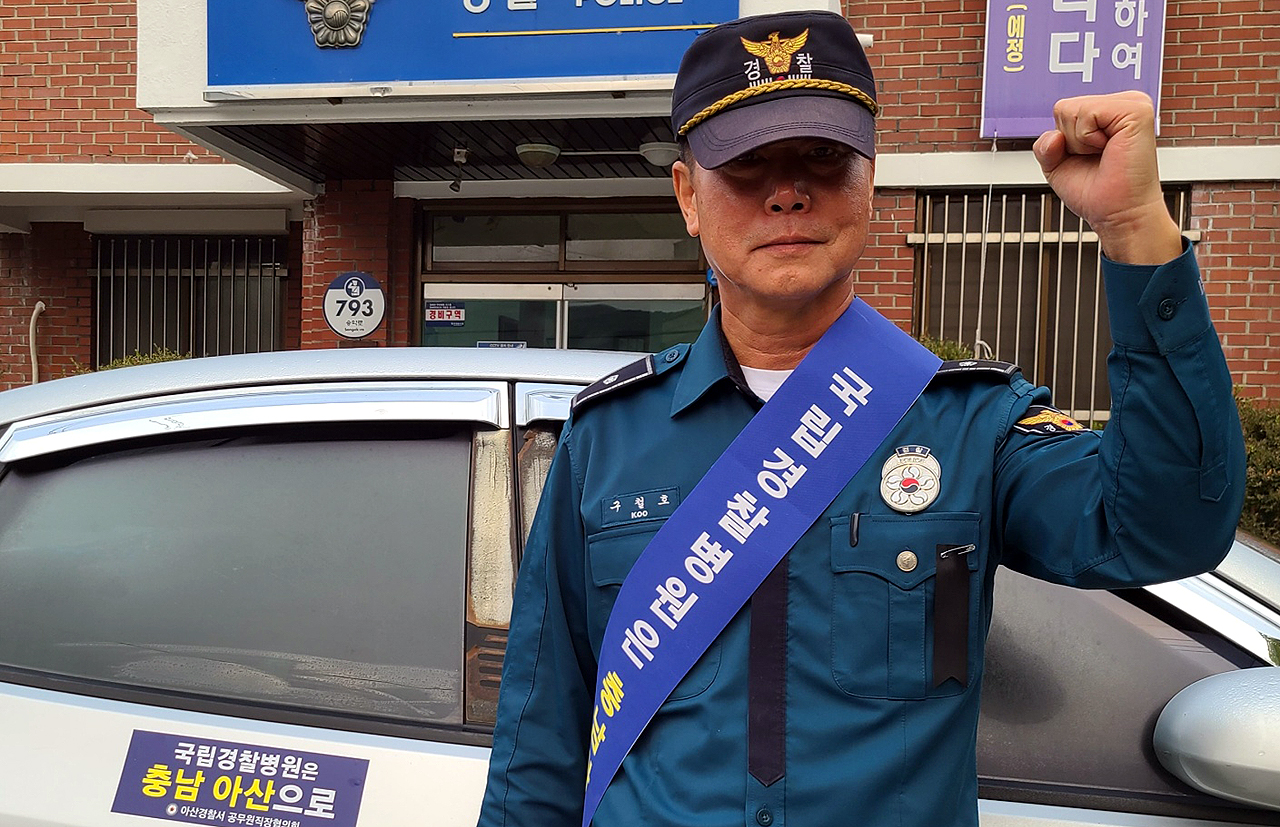 구철호 아산경찰서 공무원직장협의회 회장이 국립경찰병원 유치 염원 스티커를 부착하고 응원에 나섰다. 직협 제공.