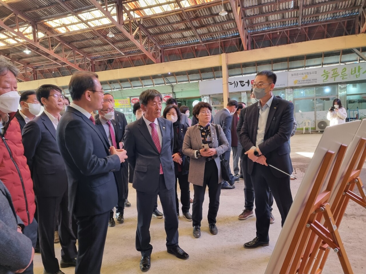 이덕효 예산군 기획다당관(오른쪽)이 창년군 방문단에게 ‘예산형 구도심 지역상생 프로젝트’를 설명하고 있다. 예산군 제공.