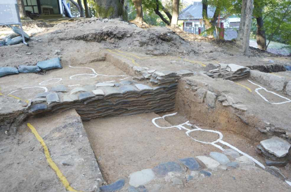 부여군 부소산성 군창지 주변에서 발견된 '와적기단' 세부모습. 부여군 제공.