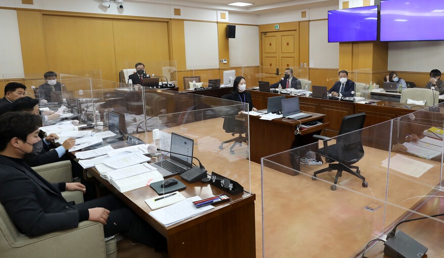 11일 대전시의회 산업건설위원회 소속 의원들이 대전시 경제과학국을 상대로 행정사무감사를 펼치고 있다. 대전시의회 제공.