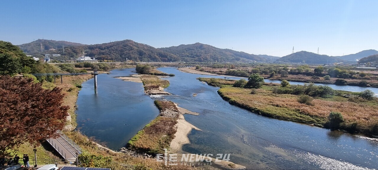 연동면 인근 식당에서 바라본 금강뷰. 이희택 기자.