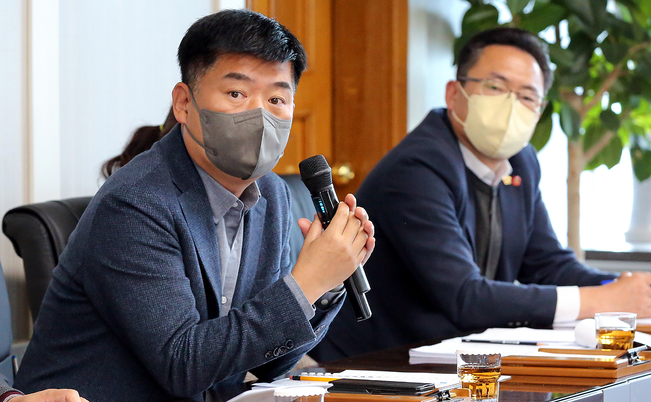 이날 조직개편안 소관 기획재정위원회 위원장인 맹의석 의원은 야당 의원들의 지적이 이어지자 "상임위에 심의를 맡겨달라"며 방패 역할에 나서기도 했다. 아산시의회 제공.