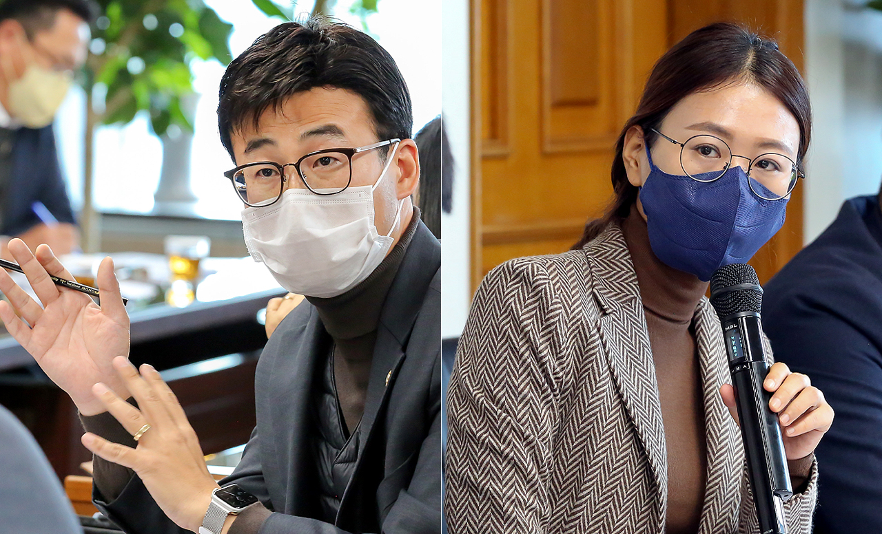 14일 열린 의원회의에서 아산시의 조직개편안을 비판한 안정근(왼쪽), 김미영 의원. 아산시의회 제공.