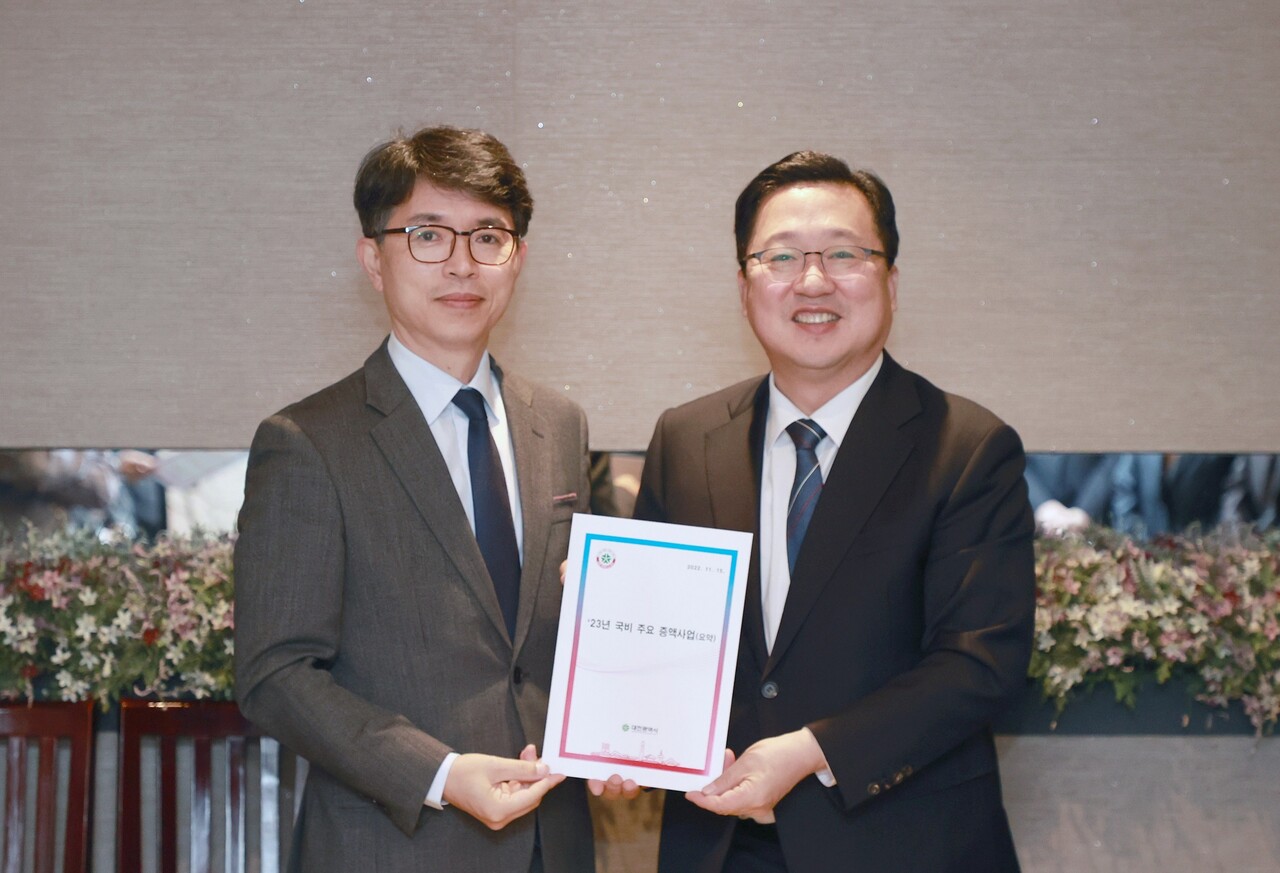 이장우 대전시장이 15일 기획재정부를 방문해 국비 증액 사업을 요청했다. 왼쪽부터 기재부 김완섭 예산실장, 이장우 대전시장. 대전시 제공.