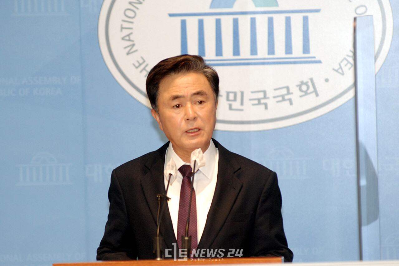 김태흠 충남지사는 15일 국회 소통관에서 기자회견을 열고 이종섭 국방부 장관에게 육군사관학교 이전과 관련한 ‘공개토론’을 요구했다. 류재민 기자.