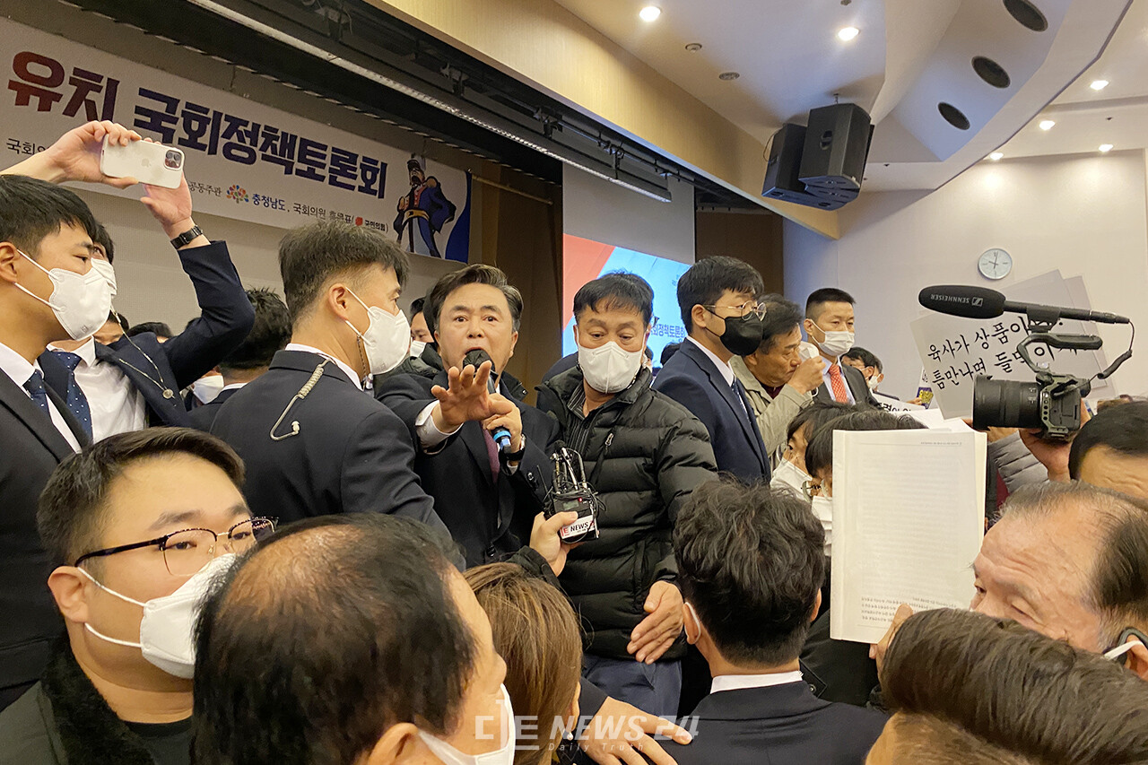 이날 오전 국회 도서관에서 진행할 예정이었던 ‘육사 충남 이전 유치를 위한 국회 정책토론회’는 이전 반대 측이 좌석 점거와 피켓 시위를 벌인 끝에 무산됐다. 황재돈 기자.