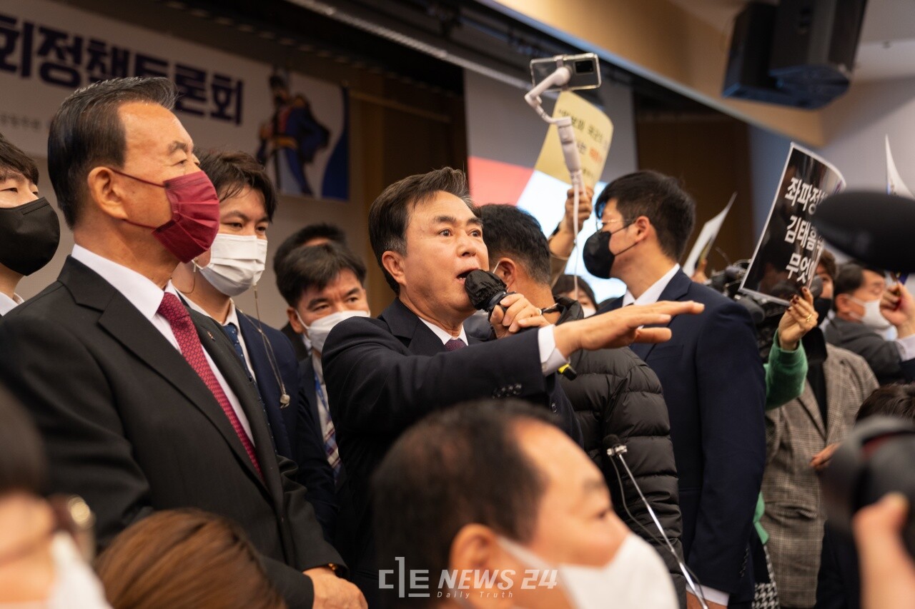 김태흠 충남지사가 15일 국회도서관에서 열린 육사 충남 유치 정책토론회에 참석해 반대세력을 향해 발언하고 있는 모습. 황재돈 기자. 