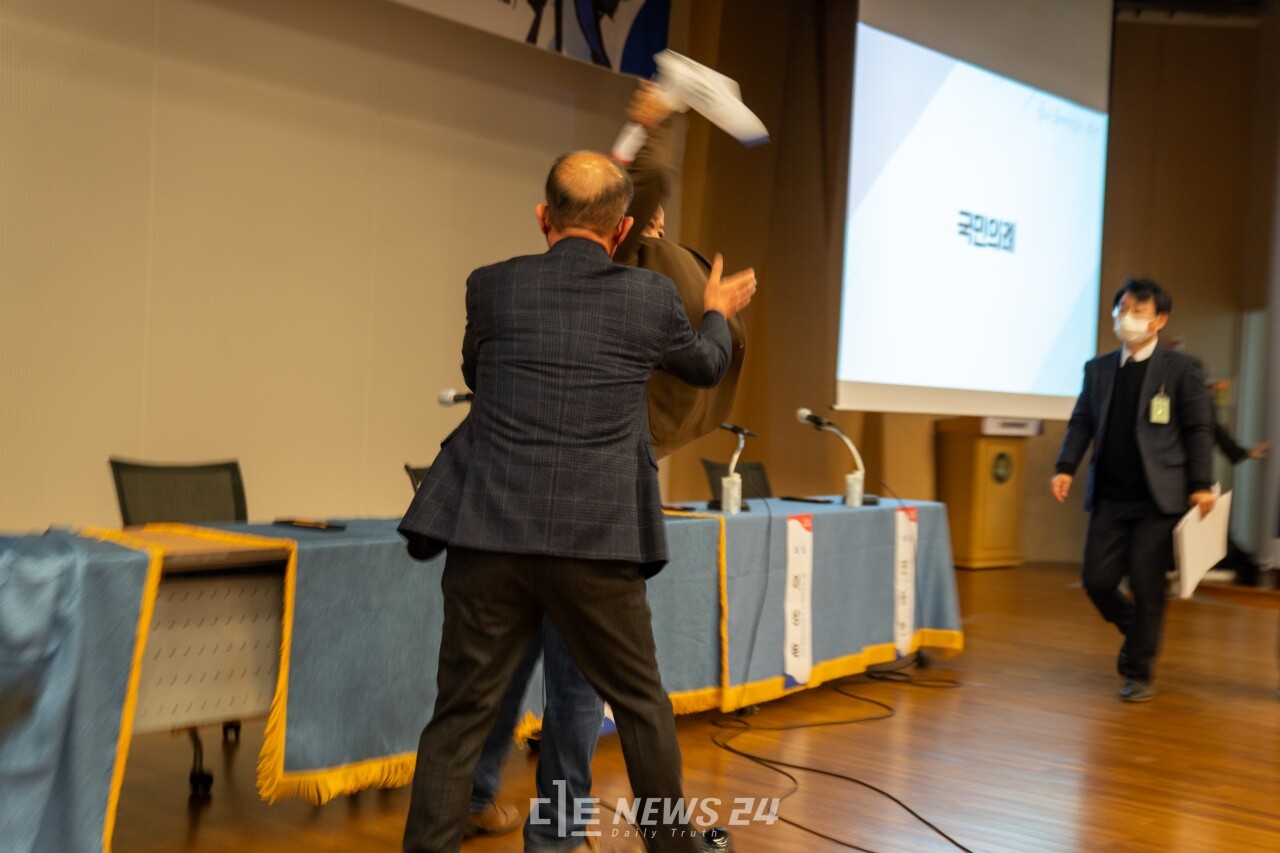 반대측 한 인사가 토론회 단상 이름표를 떼고 있는 모습. 황재돈 기자. 