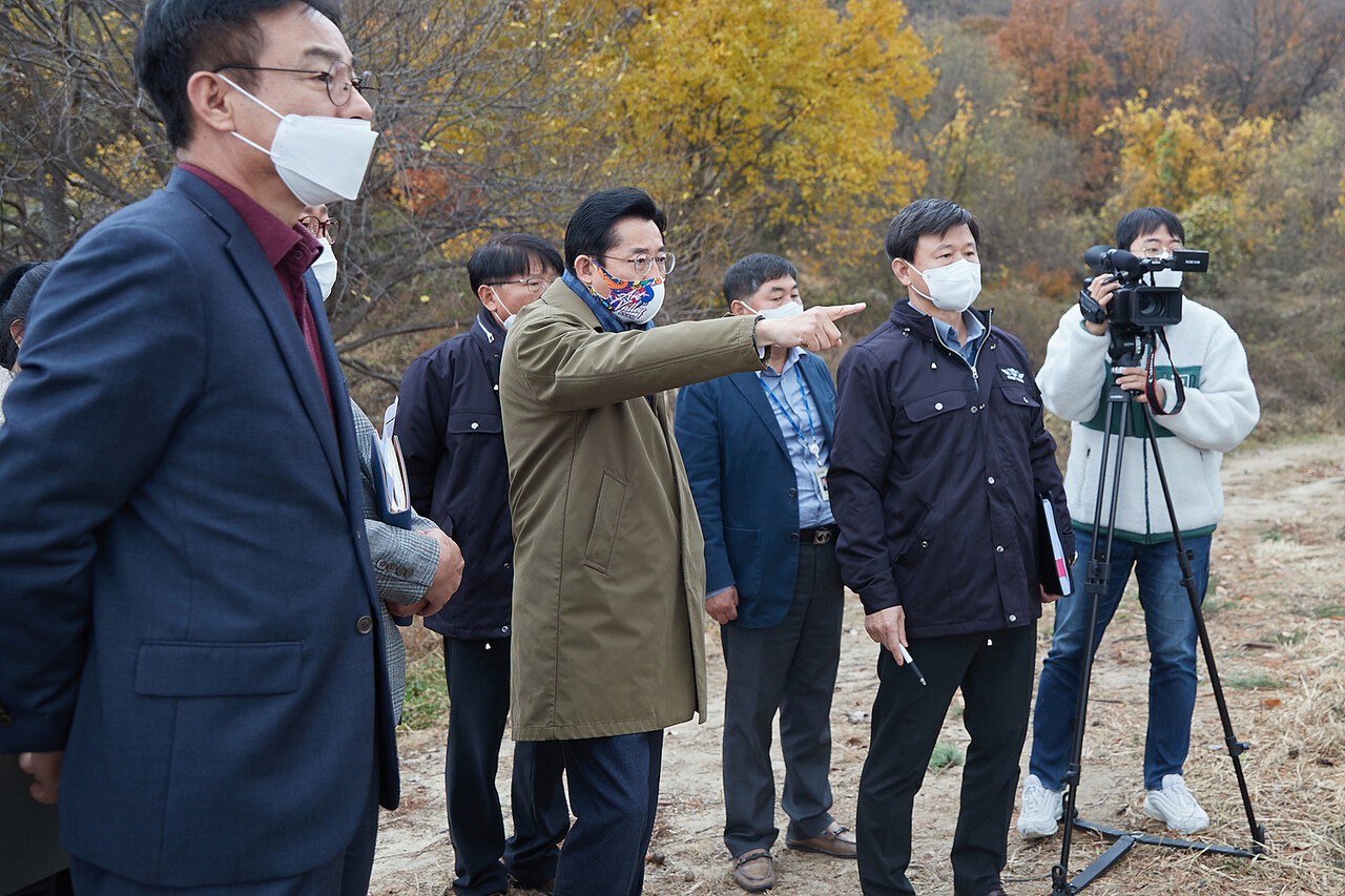 박경귀 시장은 이날 초사동 부지를 방문해 철저한 현장실사 대비를 주문하기도 했다. 아산시 제공. 