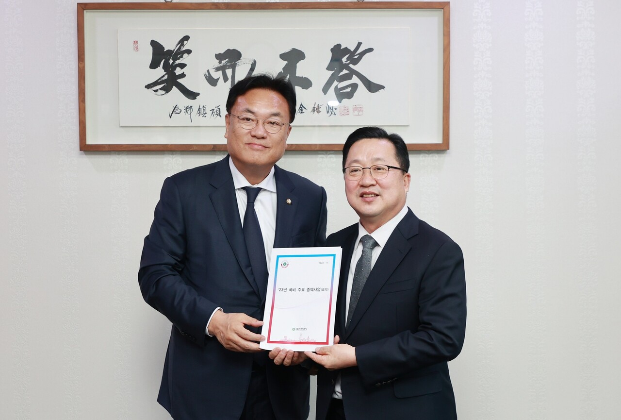 이장우 대전시장이 16일 국회를 방문해 증액 사업을 요청하는 등 국비 확보 활동에 나섰다. 사진은 정진석 비대위원장(왼쪽)과 이 시장(오른쪽) 모습. 대전시 제공.