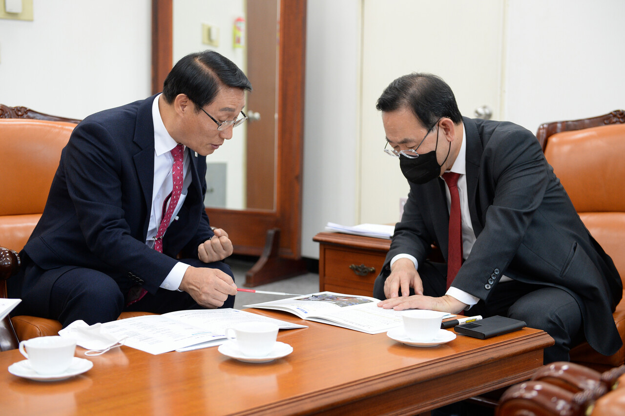 이용록 홍성군수가 지난 16일 주호영 국민의힘 원내대표를 만나 지역 현안사업을 설명하고 있다. 홍성군 제공.